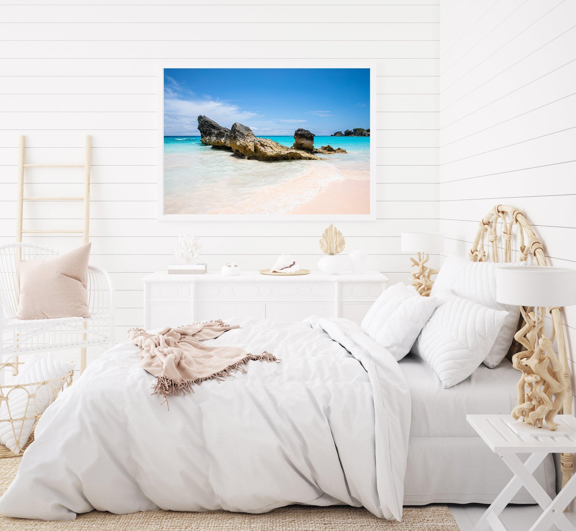 Horseshoe Bay Bermuda beach with turquoise waves and pink sand.