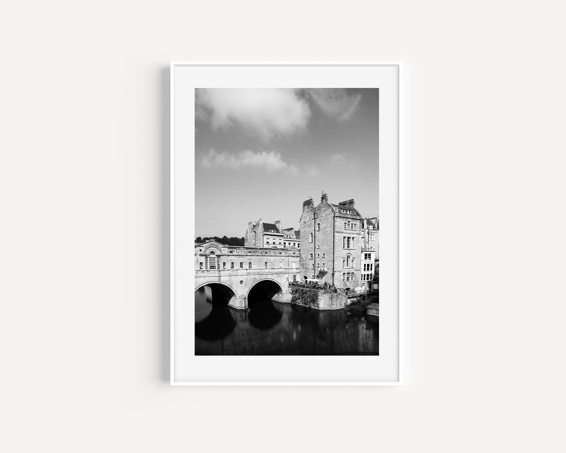Black and white photo of Pulteney Bridge in Bath, England, with river reflection and historic buildings