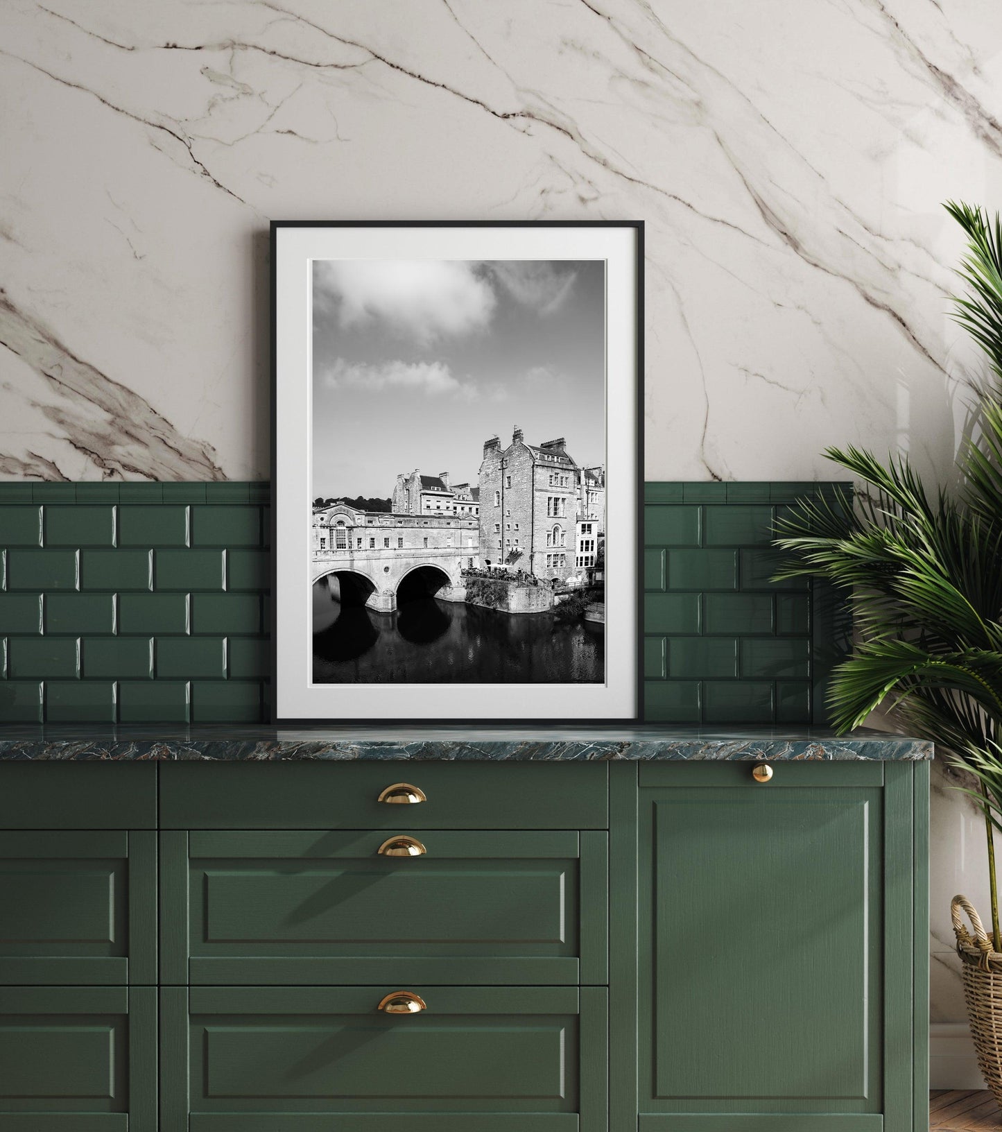 Black and white photo of Pulteney Bridge in Bath, England, with river reflection and historic buildings
