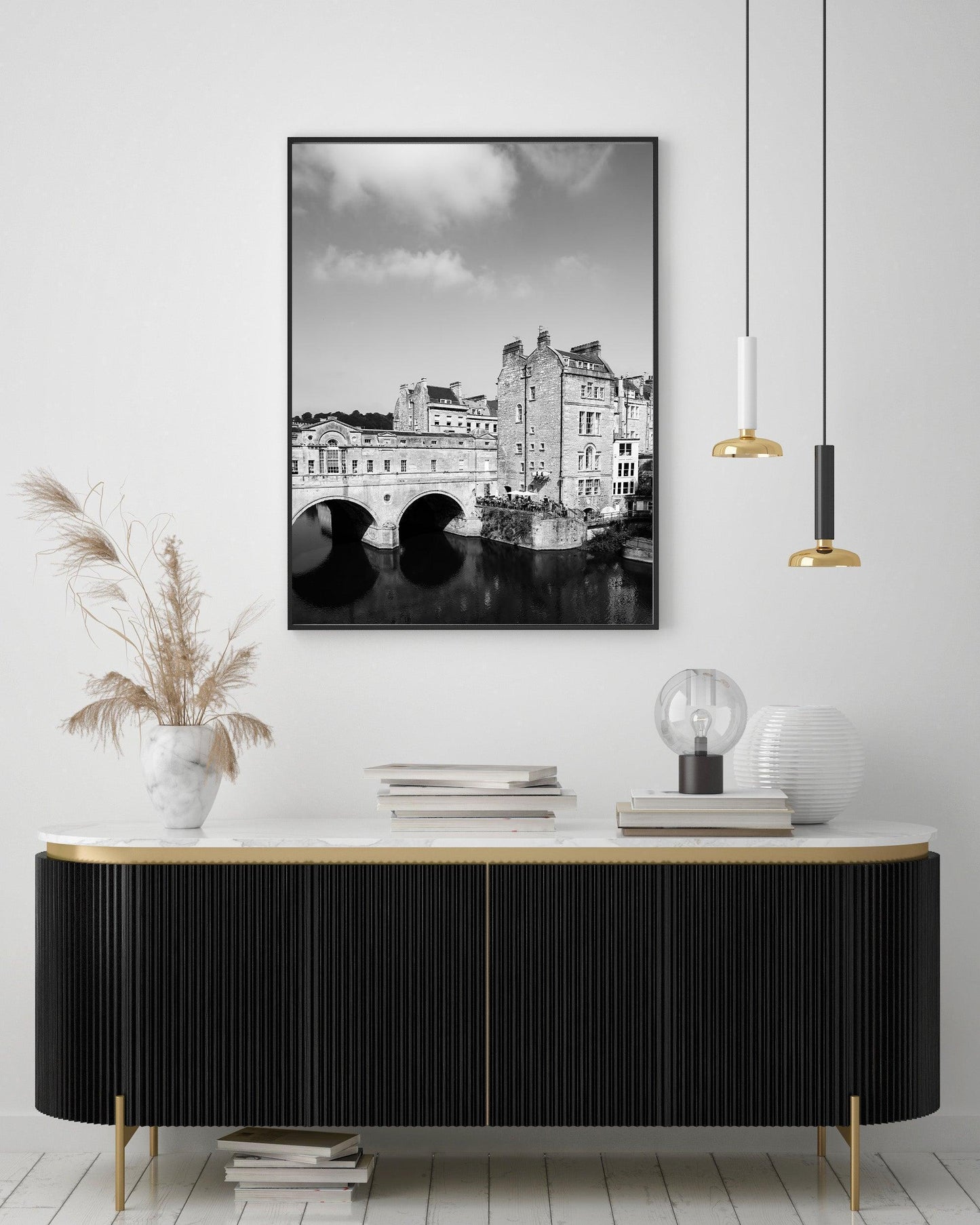 Black and white photo of Pulteney Bridge in Bath, England, with river reflection and historic buildings