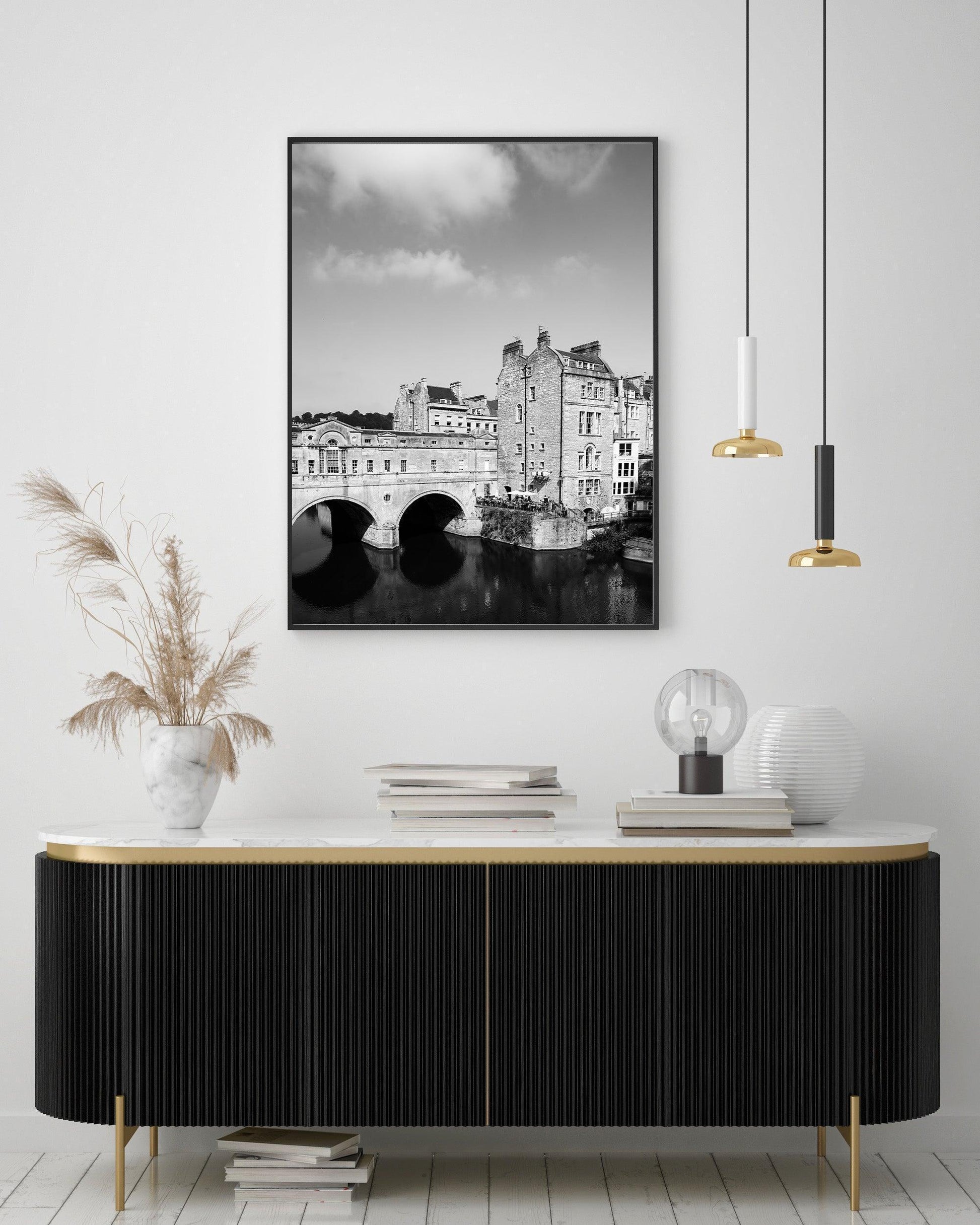 Black and white photo of Pulteney Bridge in Bath, England, with river reflection and historic buildings